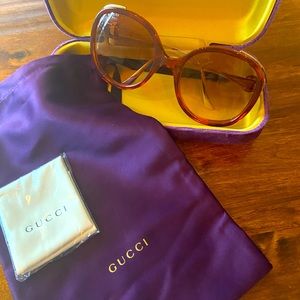 New Gucci Sunglasses with logo case, bag and cloth